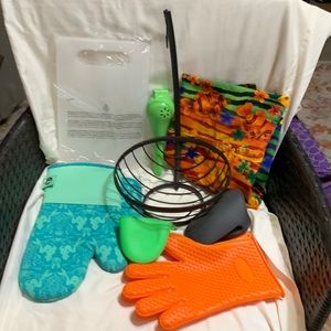 Lot of kitchen goodies: fruit bowl, oven mits, apron, plastic cutting board